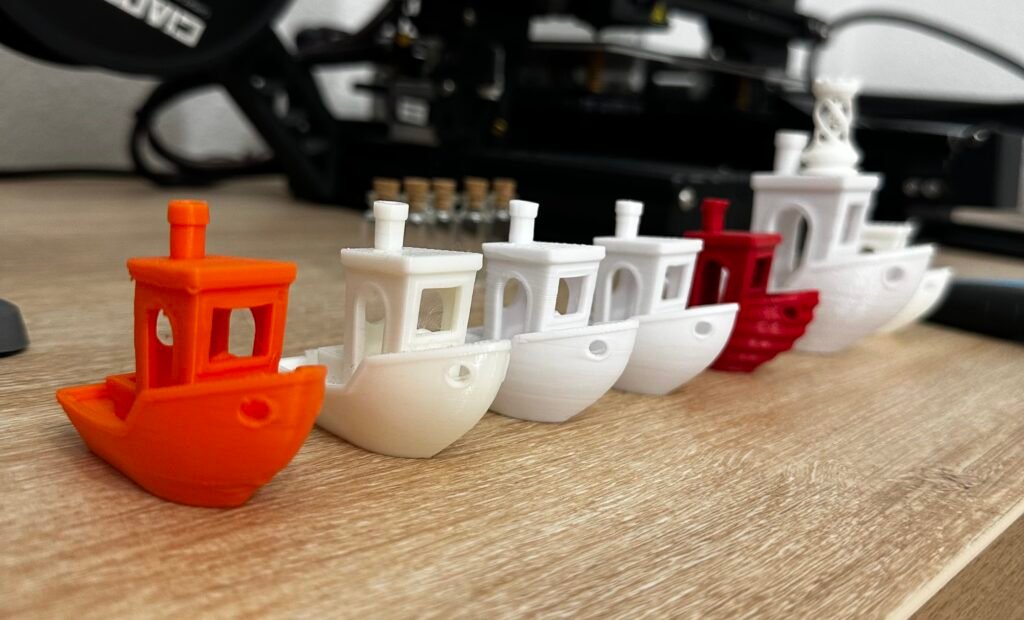 Série de petits bateaux Benchy imprimés en 3D dans l'atelier L3D Design